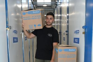לוגו ערוץ 13 על רקע כהה